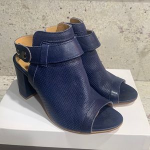Estelle M. Women Shoes size 39 Europe, US size 8.5. 100% Italian leather in blu